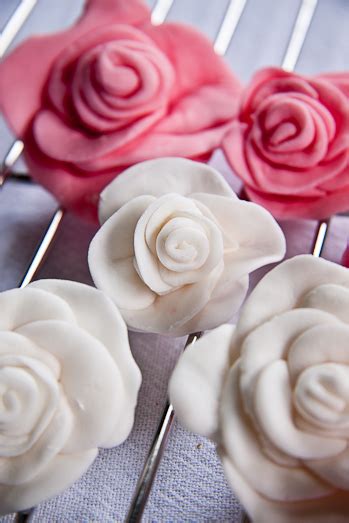 I first had the idea to make wire flowers after i made a wearable art design for a fashion show where i created an abstract steampunk jellyfish. How to make Fondant Roses - Step-by-Step - Simply Delicious