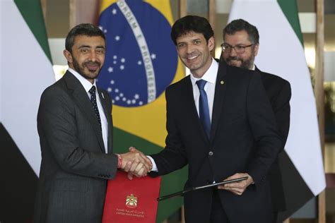 Formação dos emirados árabes unidos na copa do mundo de 1990; Brasil e Emirados Árabes firmam acordo nas áreas de ...