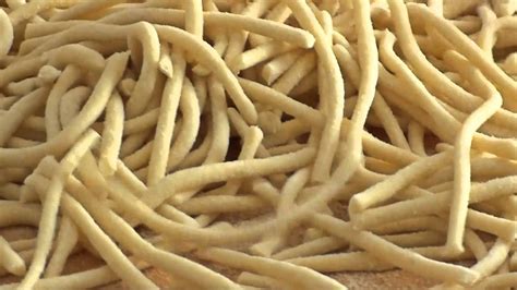 I cavatelli sono gnocchi di acqua e farina senza uova, molto leggeri e la tradizione vuole che si utilizzi la farina di semola.ma come tutte le ricette tradizionali, ogni famiglia ha la sua, e dunque potete trovare chi utilizza solo farina 00 o metà 00 e metà semola. capunti_cavatelli fatti in casa - YouTube