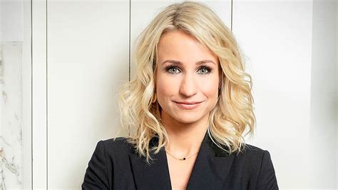 Dionne stax was born on 22 april, 1985 in boxmeer, netherlands, is a dutch journalist and newsreader. Dionne Stax presenteert Televizier-Ring Gala in smoking