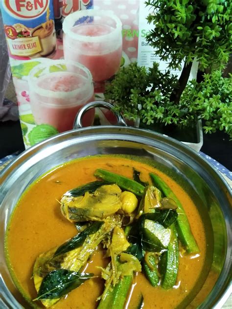 Selain rasanya yang enak, berbagai menu olahan ikan ini juga dapat mencukupi kebutuhan nutrisi tubuh dengan baik. namakucella: GULAI KUNYIT IKAN TONGKOL vs PEKASAM IKAN