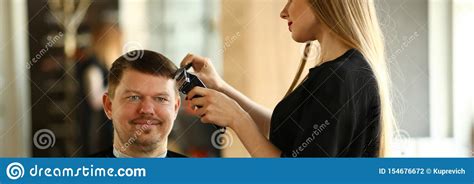 Check spelling or type a new query. Vrouwenkapper Making Razor Haircut Voor De Mens Stock Foto ...