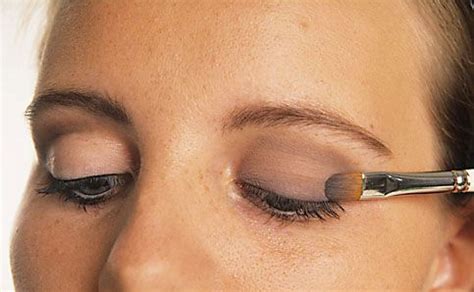 Klopfe vorsichtig mit den fingerspitzen von innen nach außen unter den augen entlang. Augen Schminken Lidschatten Auftragen | Schminken ...