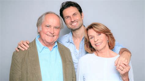 …and backgrounds george segal (centre) with senta berger and max von sydow in a promotional photograph for the. Senta Berger dreht mit Mann und Sohn - Warum diese Familie ...