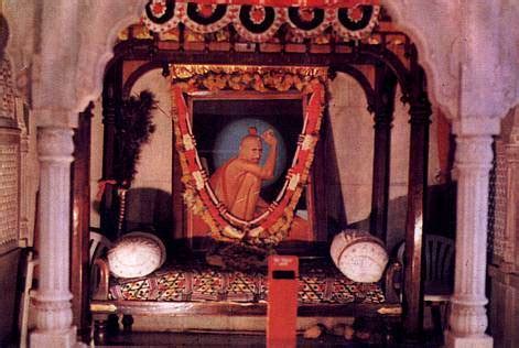 Shree gajanan maharaj, shegaon every day pooja and aarti are performed in mandir as per the following schedule: Gajanan Maharaj Aarti Marathi : श्री गजानन महाराज बावन्नी ...