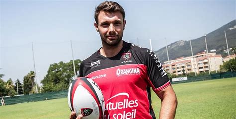 De 2016 à 2018, il joue avec le rugby club toulonnais. Portrait de Vincent Clerc : Un toulousain ailier du RC ...