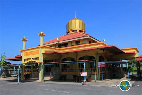 What food & drink options are available at anjung menjaro resort? Masjid Ulu Dulang, Yan, Kedah