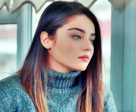 İstanbul üniversitesi radyo sinema televizyon bölümünde eğitimine devam etmektedir. AYCA AYSIN TURAN BIOGRAPHY - Turkish Entertainment