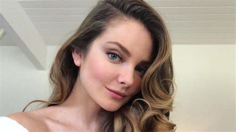 She was born in 1980s, in millennials generation. Mihalik Enikő teljesen meztelenül töltötte a napját | 24.hu