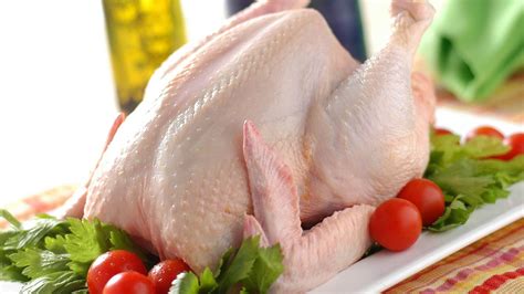 El pollo tarda bastante en descongelarse en una nevera, pero es la forma más segura de hacerlo. Forma correcta de cocinar un pollo - Diario Qué Pasa