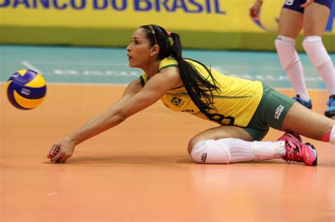 De desacreditada à medalha de prata, a seleção brasileira . Jaqueline | Jogadoras de voleibol feminino, Jaqueline ...