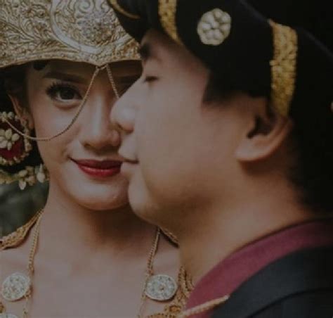 Tanpa menggunakan properti yang berlebihan, keduanya mendapat banyak pujian dari warganet. Raditya Dika - Anissa Aziza Prewedding dengan Busana Adat ...