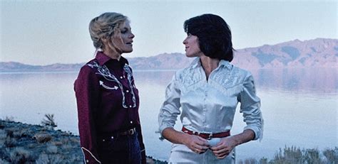 One of the first mainstream hollywood movies about an lgbt love affair.where neither character dies or converts, there's no antagonist. Corações Desertos / Desert Hearts - 50 Anos de Filmes