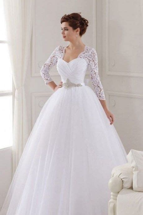 Scegliendo un abito dallo stile semplice ed elegante potrete portare qualcosa di raffinato che vi permetterà di esprimere la vostra personalità per definire un abito da sposa semplice come prima cosa devono essere presenti poche decorazioni. Vestiti da sposa semplici ed economici