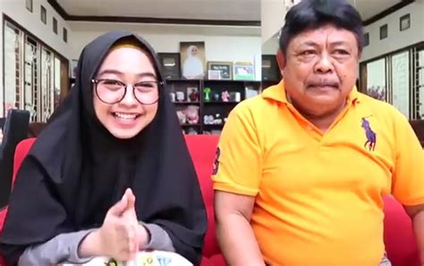 Ayahnya bekerja sebagai seorang karyawan dan ibunya bekerja sebagai seorang ibu rumah tangga. Bangun Rumah Bak Istana Princess, Ria Ricis Sempat ...