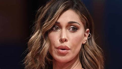 Llevo tu luz y tu olor x donde quiera que vaya. Belen Rodriguez mostra i peli superflui, insultata sui ...