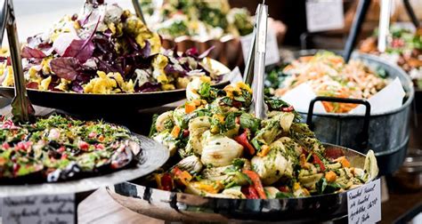 A potluck is inherently fun due to its spontaneous nature. How To Throw A Posh Potluck Reception Dinner - Wedding for ...