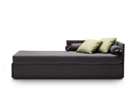 Una buona idea è di giocare ad arte coi tessuti e creare degli elementi appositi per questo scopo. Letto singolo uso divano Jack
