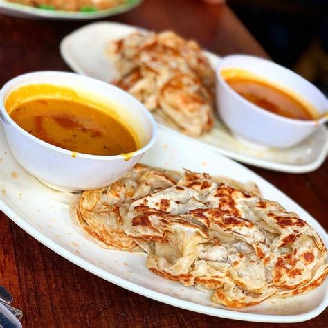 Rasa kuah susu yang begitu creamy dan gurih menjadi penyempurna rasa dari satu porsi sop kaki kambing. Nyamm! 10 Roti Canai Gurih dengan Kuah Kari Kental yang Lezat