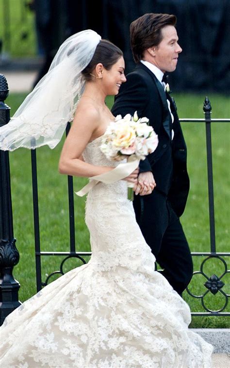 32b, date de naissance, couleur des cheveux, couleur des yeux, nationalité. Beaming Mila Kunis and Mark Wahlberg Tie the Knot for 'Ted'