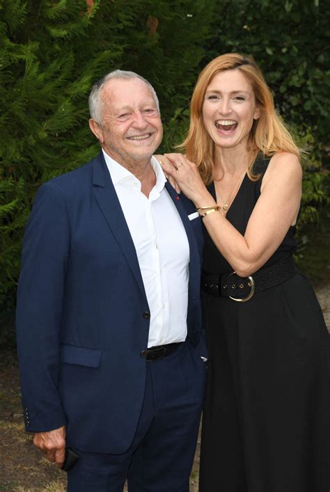 She is an actress and producer, known for raw (2016), 8 fois debout (2009) and sélect hôtel (1996). Julie Gayet - Photocall du film Les joueuses - Festival du ...