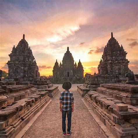 7 lokasi tempat foto prewedding dengan latar belakang yang tak biasa, indah dan cocok untuk background foto yang cantik bersama gadis senja. Foto Gaya Di Senja - gaya foto