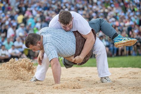 Eine zuschauerwelle geht durch die arena. Schwingen - Schwägalp Schwinget 2018 - Thurgauer ...