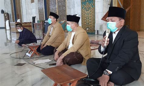 Check spelling or type a new query. Khofifah Beri Hadiah pada Dua Pasang Mempelai Pengantin ...