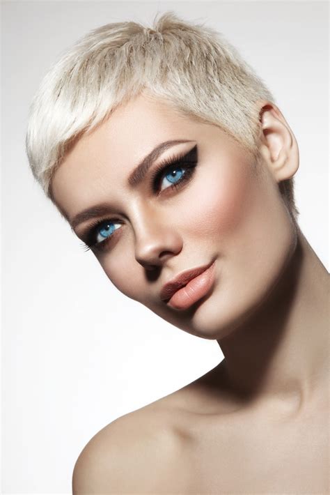 Pixie cuts were popularized first in the 1950s when audrey hepburn wore the style in her debut film. Cool, sexy, feminin: Das sind die Kurzhaarfrisuren 2019