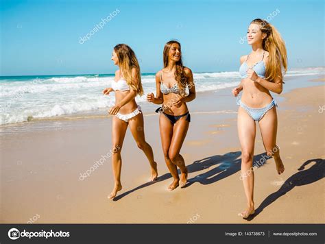 Elle participe au clip engel dans lequel elle joue lenfant enfermé dans la cage. Ragazze Bellissime In Spiaggia.