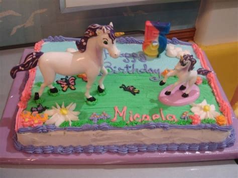 A multicoloured buttercream mane, unicorn horn, ears and some fluttering lashes are all. Unicorns A 1/4 sheet cake with the Unicorn theme figurines. My design was based on the ...