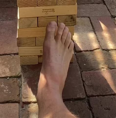 Based on our research, the feet pictures are selling between $5 to $25. Luke Evans's Feet