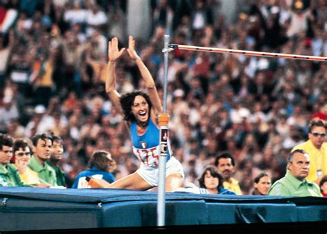 She soon took up athletics, specialising in the high jump. Sara Simeoni sul collezionismo | Il Collezionista