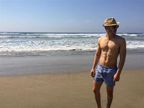 Se me descompuso mi coche, alguien tiene el número del taller de darío guerra? Alejandro Speitzer (Escenas Gay)