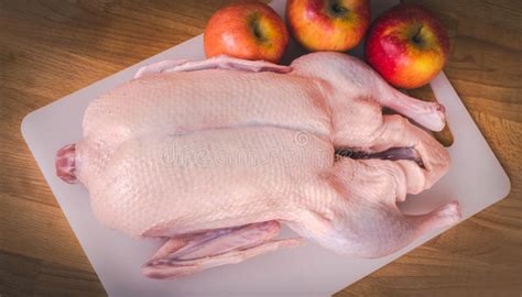 Les français raffolent du poisson cru, ce n'est donc pas surprenant que l'hexagone compte 1500 restaurants japonais et cela tombe bien car nous allons nous. Carcasse Crue De Canard Préparée Pour La Torréfaction Canard Cru Entier Prêt à Cuisiner Image ...