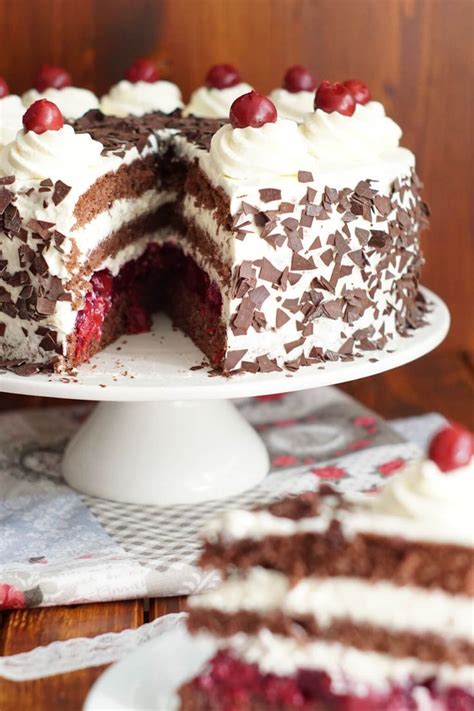 Kuchen aus der form auf ein kuchengitter stürzen und vollständig auskühlen lassen. Schwarzwälder Kirschtorte | Schwarzwälder kirschtorte ...