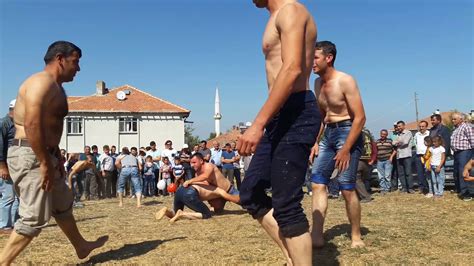 26 yaşındaki genç, nişan gününde traktör römorkuna asılı halde bulundu. Samsun vezirköprü beşpınar köyü güreşleri - YouTube