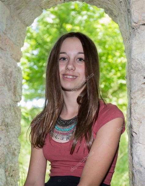 12 ans, c'est l'adolescence la plus jeune quand la fille commence déjà à cette fille a 8 ans et danse mieux qu'une adulte, bluffant ! Très belle jeune fille de 12 ans image libre de droit par ...