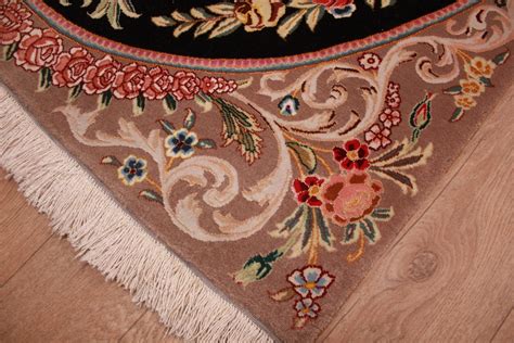 Bunte teppiche passen farblich in fast jeder einrichtung, ob klassisch und oriental oder modern und schlicht. Perser Teppich "Isfahan" mit Seide 160x100 cm Schwarz