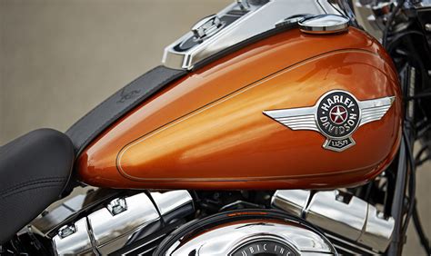 You may be riding a cruiser or other version of a famous harley davidson, but whichever machine it is, having some road trip essentials with you never hurts. harley davidson chrom tank | Bikes Doctor