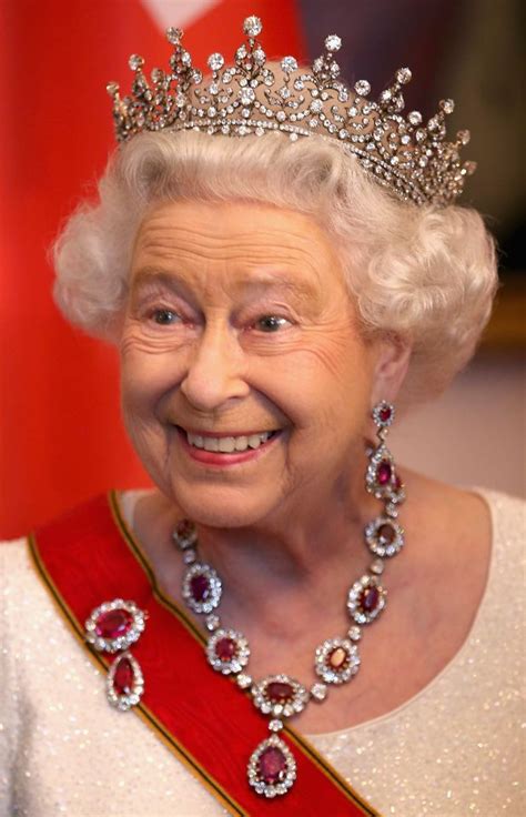 Queen elizabeth ii is one of the most famous and admired people on earth. Die besten 25+ Queen elizabeth 2 young Ideen auf Pinterest ...