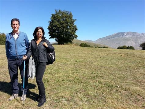 Non può essere normale essere umani di serie b. Laura Boldrini in montagna (con kefia): pubblica la foto ...