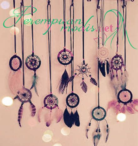 Kami menghadirkan tutorial cara membuat hiasan kalung dari kain perca. Cara Membuat Kalung DreamCatcher Sendiri