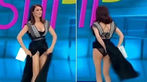 Watch cheerleader renee perez lifts her skirt for you in her tennis outfit to give a great view of her boy style underwear white cotton undies. TV presenter flashes audience after thinking a spider had ...