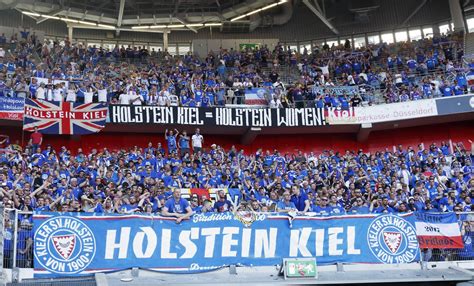 Holstein kiel brought to you by Fußballklub macht Zugeständnisse: Frauenpower unter Wappen ...