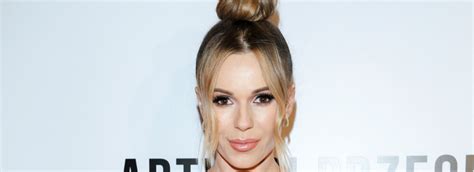 Młoda ambitna dziewczyna od lat marzy o wielkim świecie. Doda postanowiła, że zatrudni aktorów porno do filmu ...