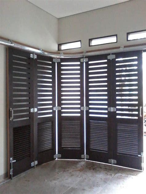 Parkiran garasi mobil aman ada pintu gerbang tertutup pagar, lantai garasi mobil banten informasi harga real estate waa2 dengan membandingkan banyak situs yang tersedia. Jual Pintu Press pekanbaru HP/ WA : 0821 7241 8236: PINTU GARASE SMILE