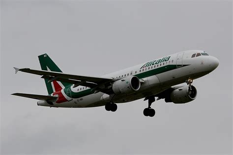 في صف الأشياء البسيطة دائمًا. Alitalia, Airbus A 319-111, EI-IMX, TXL, 15.07.2016 ...