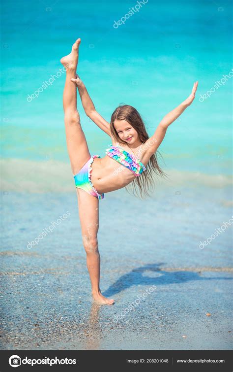 Finde fotos von mädchen strand. Aktive kleine Mädchen am Strand mit einer Menge Spaß ...