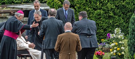 Nachrichten und informationen auf einen blick. Benedikt XVI. in Regensburg: Pilgerweg ans Krankenbett ...